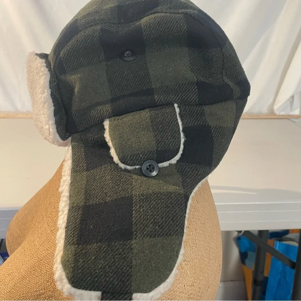 Cozy Kids Aviator Hat with Ear Flaps green & White  under neck snap size XL